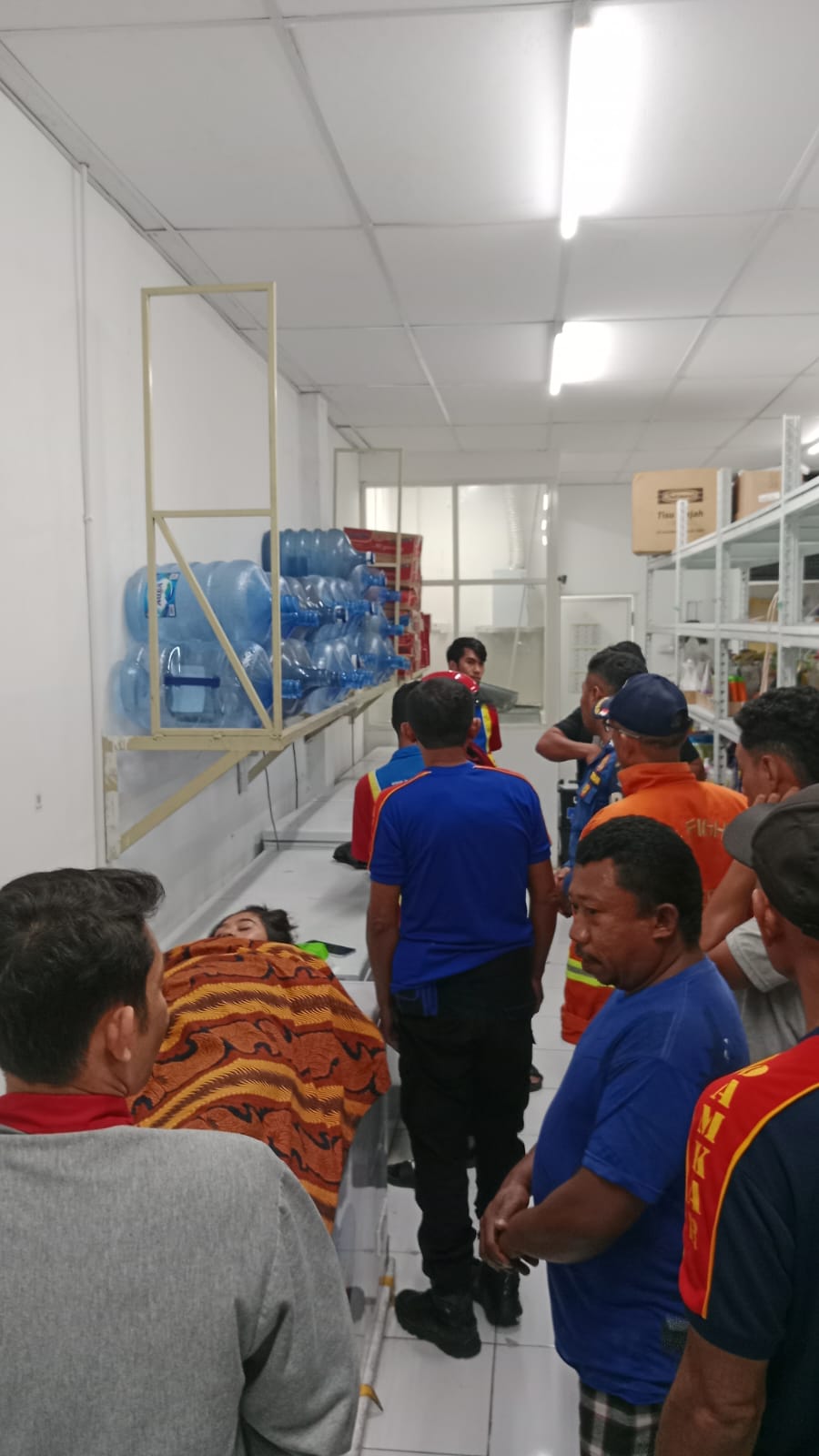 DAMKAR Kota Ternate Evakuasi Karyawan Indomaret yang Pingsan Ke RSUD